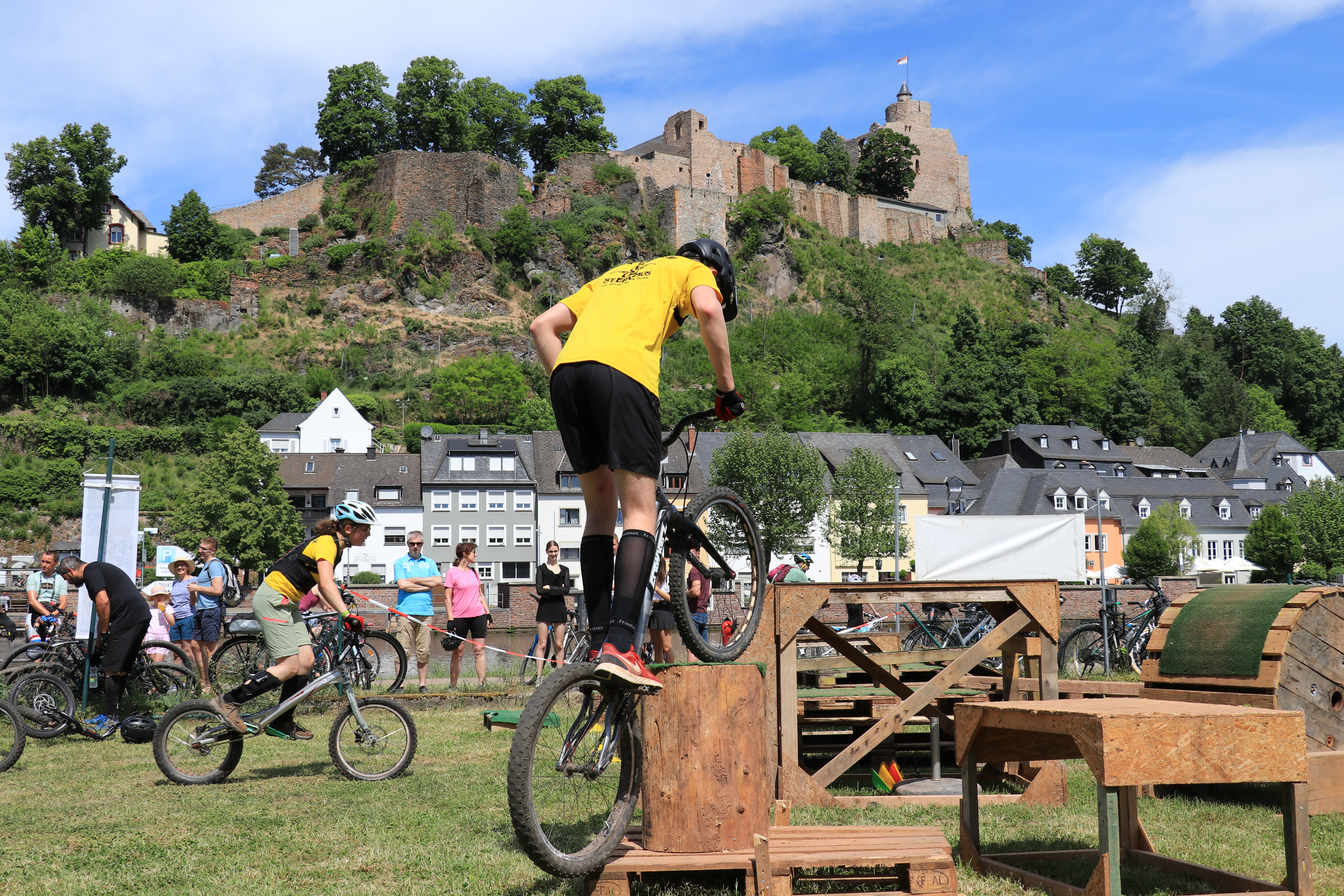 Radfahrer auf individuellem Rad vor Saarburg