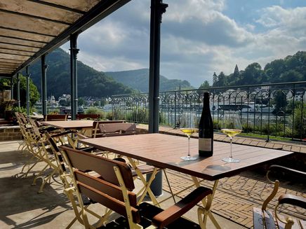 Traben-Trarbach, Terrasse der Vinothek Blick vom Tisch einer gastronomischen Terrasse auf die Mosel