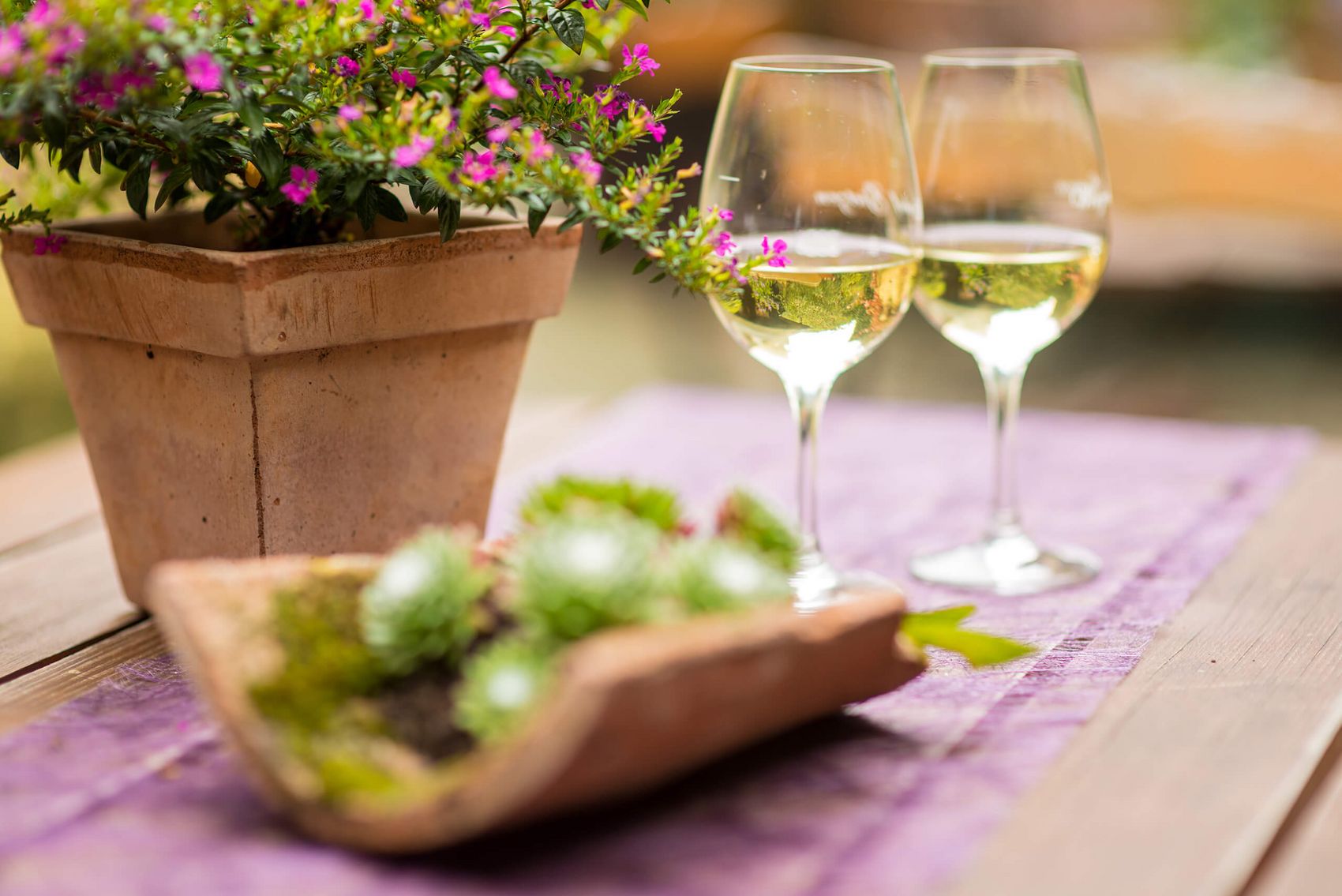Hatzenport, Winzerhof Gietzen © Rheinland-Pfalz Tourismus GmbH/Dominik Ketz Ansicht auf zwei Gläser mit Weißwein auf einem dekorierten Tisch.