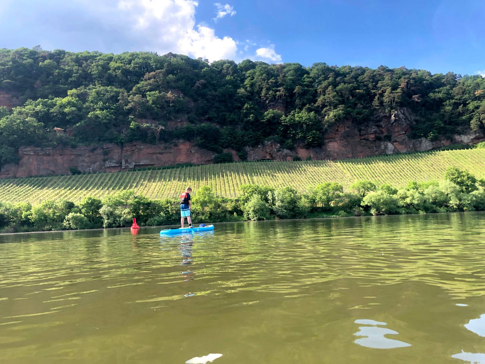 Trier, Stand-Up-Paddling auf der Mosel © Mosellandtouristik GmbH Ansicht auf einen Stand-Up-Paddler auf der Mosel.