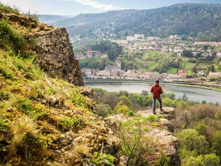 Traumschleife Schengen © Andre Schösser Person auf Hügel mit Ausblick auf Fluss