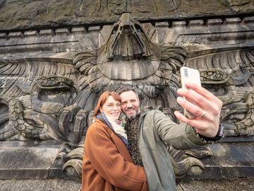 Ansicht auf ein Paar bei einem Selfie vor dem Kaiserdenkmal am Deutschen Eck in Koblenz