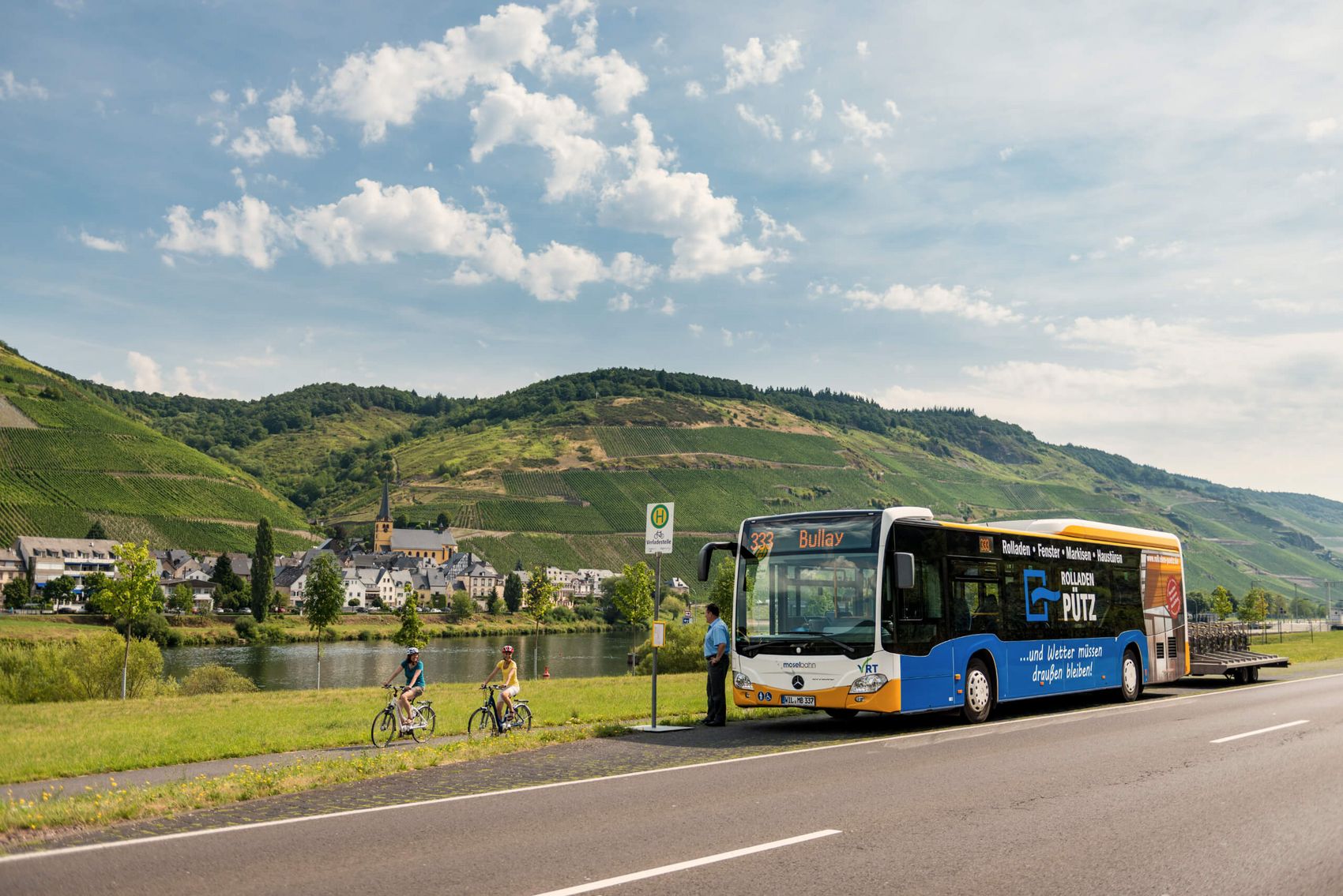 RegioRadler-Bus an der Mosel © Dominik Ketz/Rheinland-Pfalz Tourismus GmbH Linienbus mit Fahrradanhänger an Bushaltestelle, im Hintergrund Fluss und Weinberge