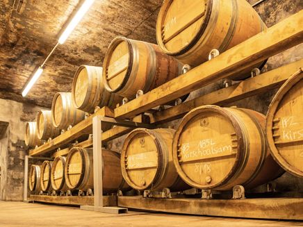 Winningen, Essig-Fasskeller © Essigmannufaktur Hoffmann / Dominik Ketz Holzfässer mit Essigen in Gewölbekeller gestapelt