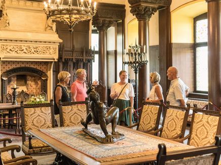 Cochem, Gruppenführung Reichsburg © RPT GmbH/Dominik Ketz Personengruppe bei Burgführung in prunkvollem Rittersaal