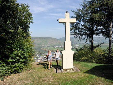 Ensch, Zitronenkrämerkreuz © Tourist-Information Römische Weinstraße Blick auf das Zitronenkrämerkreuz der Moselsteig Seitensprung Extratour.