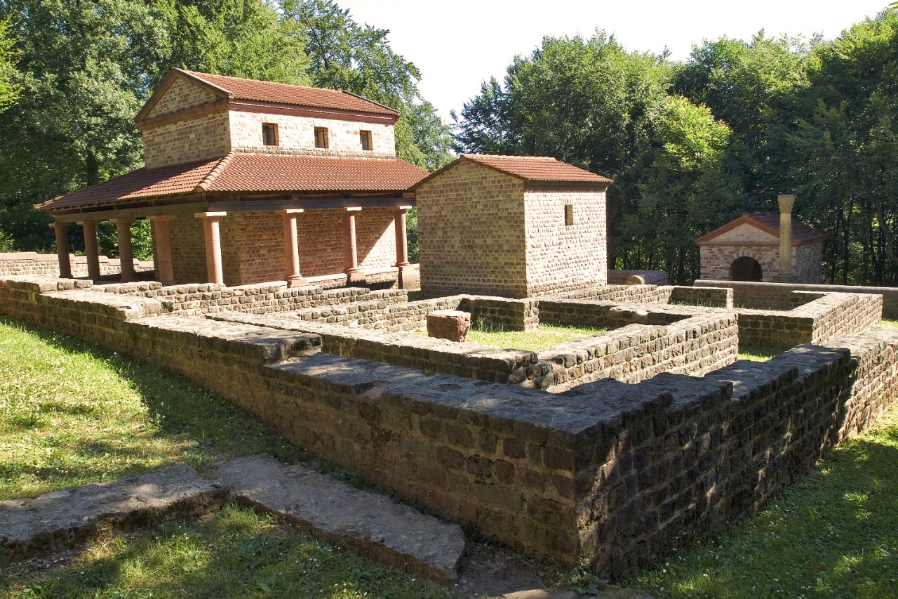 Blick auf die römische Tempelanlage in Tawern