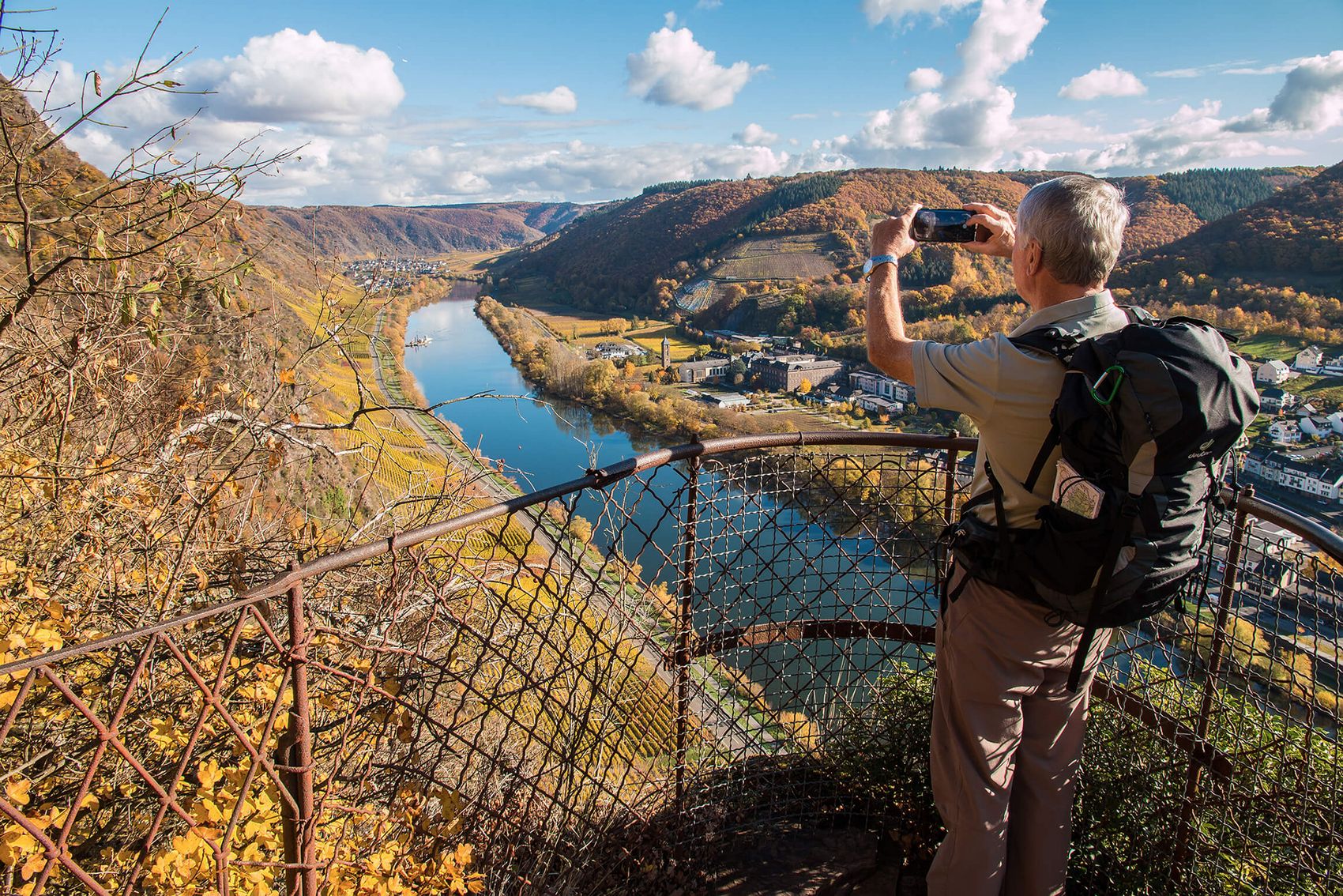 Moseltal im Herbst © Ursula Peters Ansicht auf einen Mann in der herbstlichen Mosellandschaft.