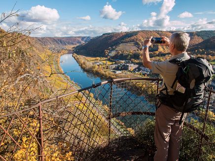 Moseltal im Herbst © Ursula Peters Ansicht auf einen Mann in der herbstlichen Mosellandschaft.