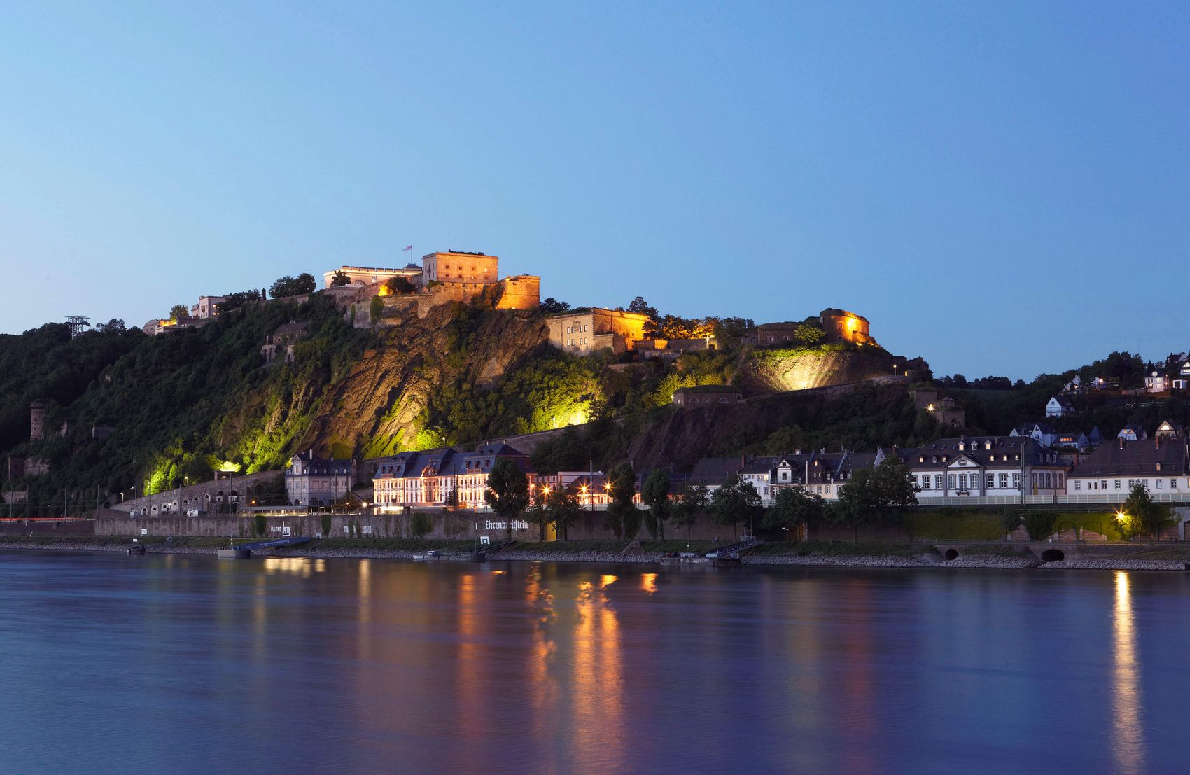 Koblenz, Festung Ehrenbreitsein © Generaldirektion Kulturelles Erbe/ Ulrich Pfeiffer Ansicht auf die Festung Ehrenbreitstein in Koblenz bei Nacht.