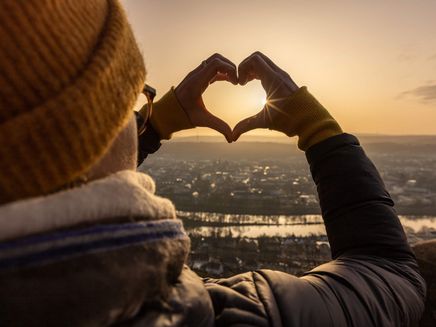 Trier, Blick von der Mariensäule © Mosellandtouristik GmbH/Dominik Ketz Ansicht auf eine Frau mit Blick auf Trier in herbstlicher Stimmung.