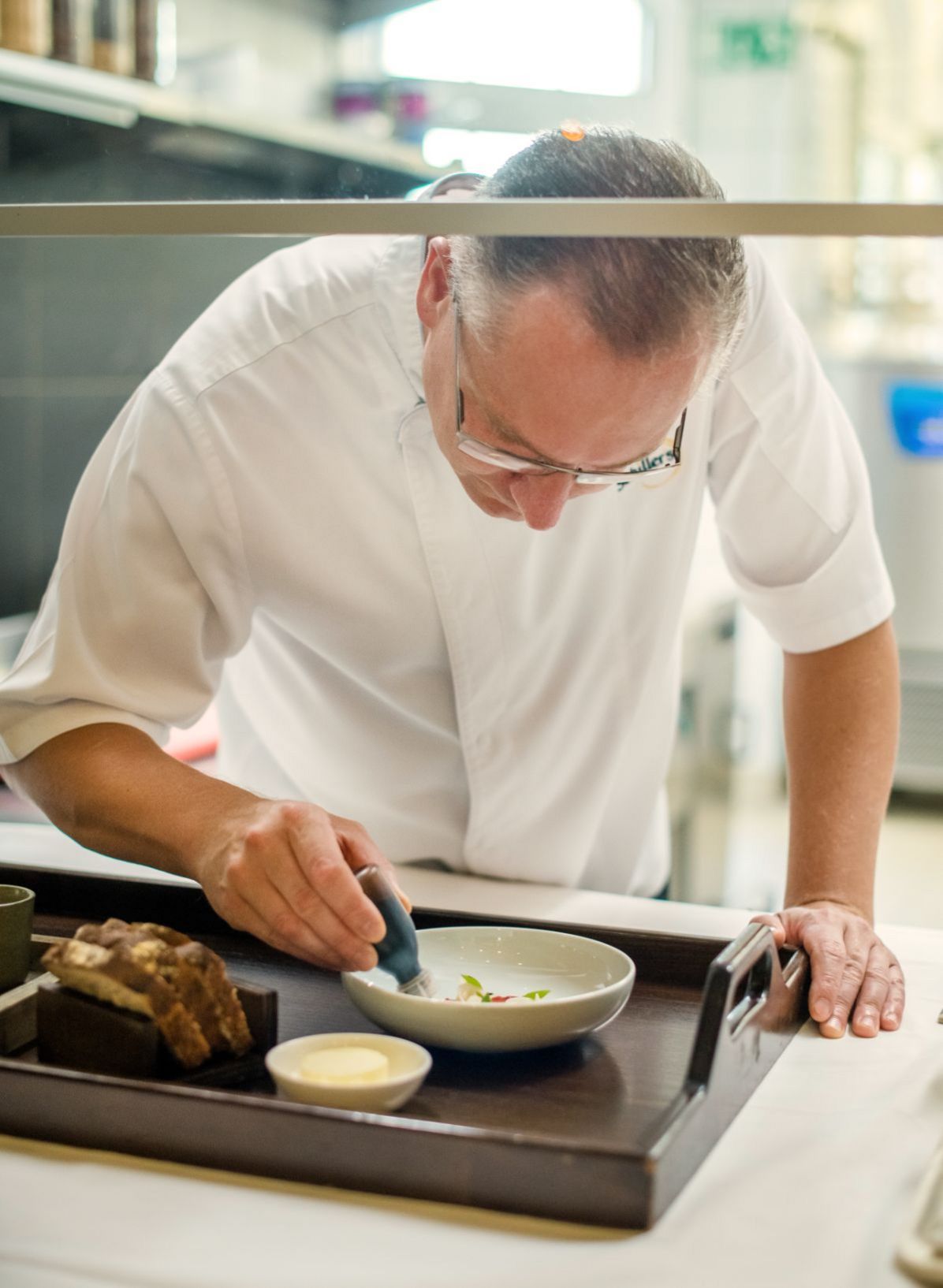 Koblenz, Schiller´s Manufaktur Sternekoch Mike Schiller © Hotel Stein – Schiller‘s Manufaktur Sternekoch Mike Schiller beim Anrichten