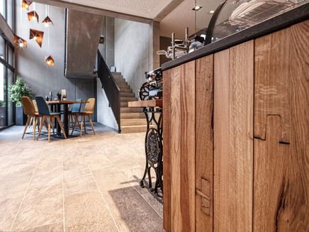 Ernst, Weingut Dax © Julia Berlin Innenansicht der Vinothek im Weingut Dax.