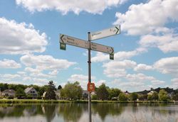 Grenzenloses Vergnügen © Mosellandtouristik GmbH Blick auf Schilder, die verschiedenste Radwege entlang der Mosel zeigen.