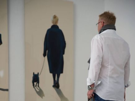 Winningen, Ausstellung Mann mit Hund begutachtet Gemälde in Ausstellung