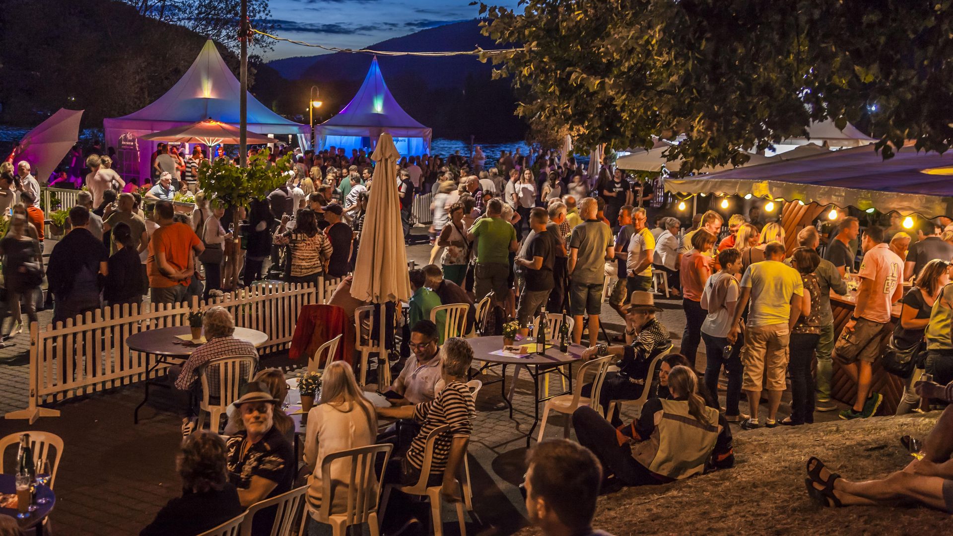 Events Auf dem Bild befinden sich sehr viele Leute am feiern und trinken. Das Bild wurde auf dem Weinfest der Zeller Schwarzen Katz aufgenommen.