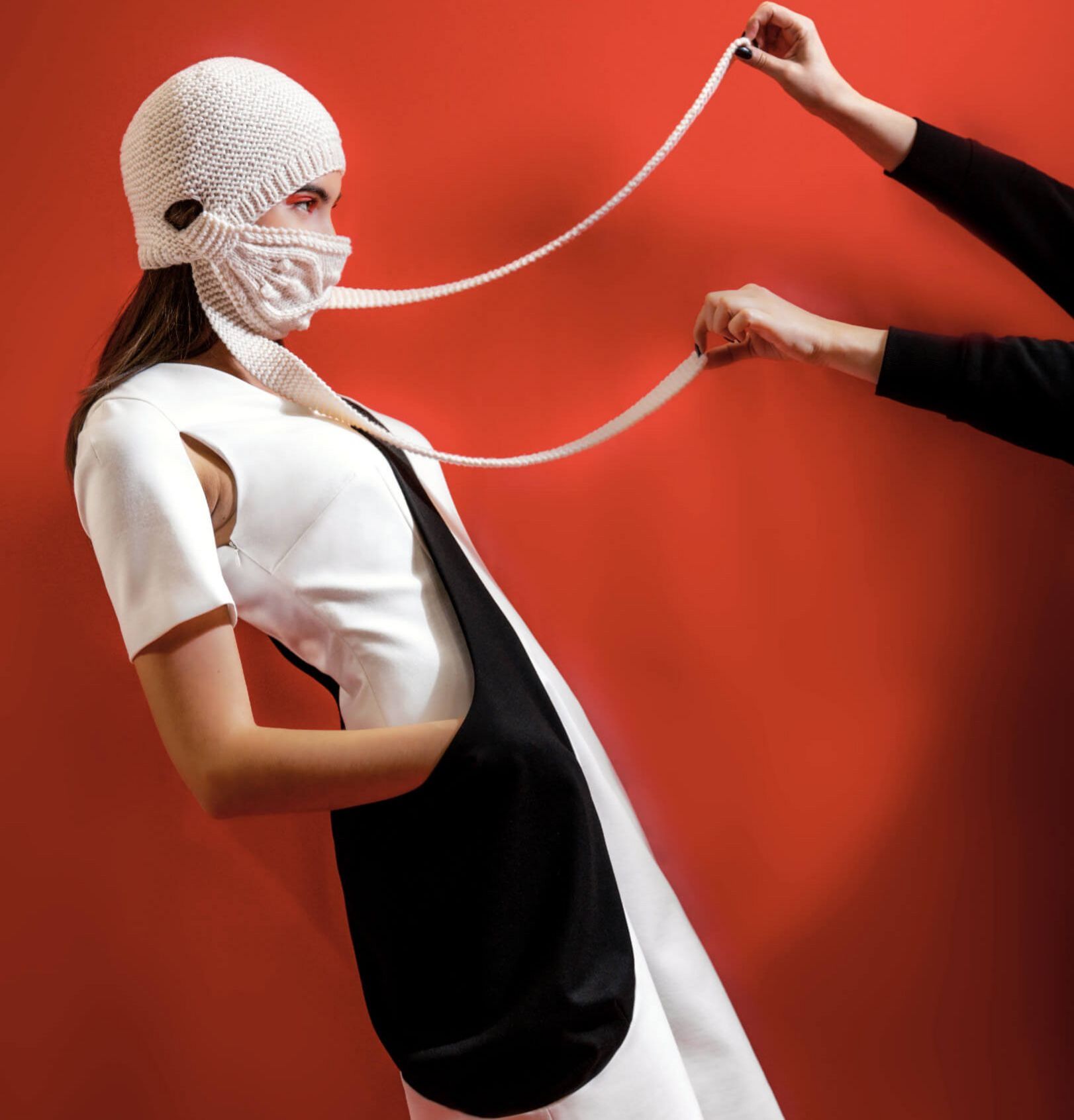 Mütze mit Mundschutz, Kollektion www.tanjakriebel.de © Edouard Olszewski, Trier Ansicht auf eine Frau in einer Mütze mit Mundschutz aus der Kollektion von Tanja Kriebel.