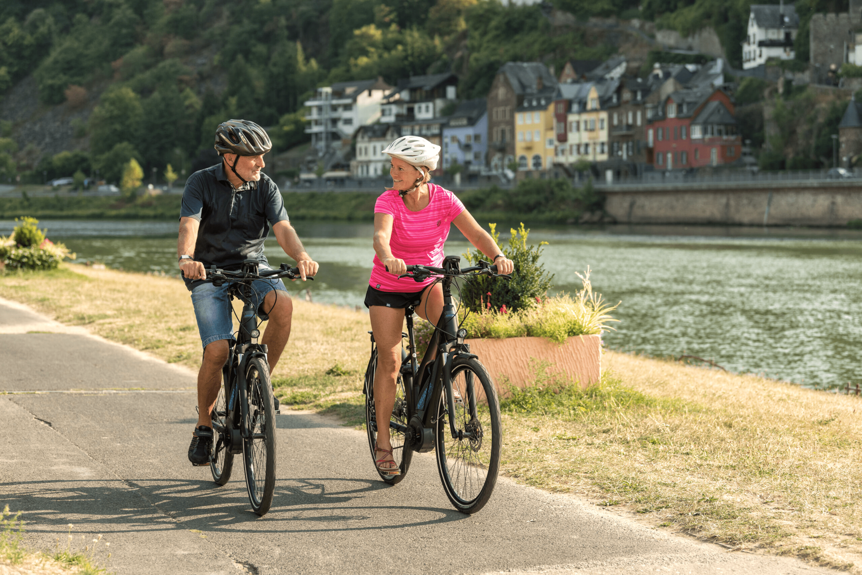 Radtour bei Cochem © Dominik Ketz / Mosellandtouristik GmbH Ein Mann und eine Frau auf dem Moselradweg bei Cochem.