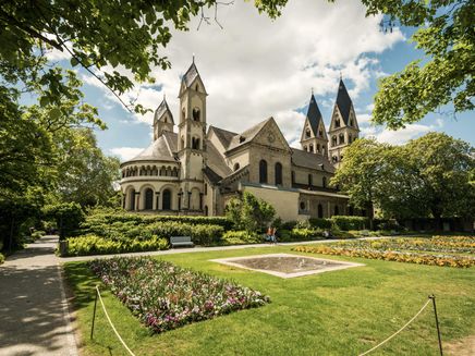 Koblenz, St. Kastor © Koblenz-Touristik GmbH/Dominik Ketz Ansicht auf die den Blumenhof und die St. Kastor Kirche.