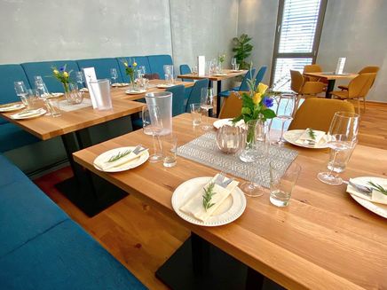 Ernst, Weingut Dax © Weingut Dax Ansicht auf einen zur Weinprobe gedeckten Tisch.