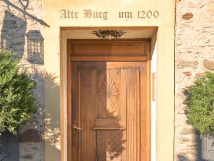 Longuich, Alte Burg © Via´ mosel / Christopher Arnoldi Blick auf die Eingangstür der Alten Burg Longuich.