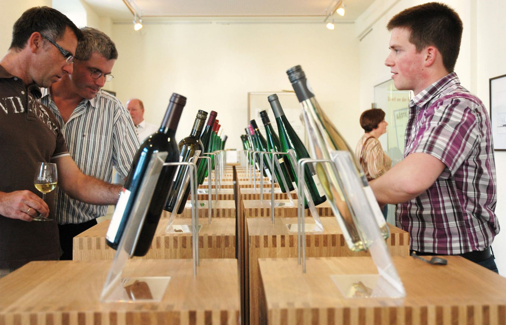 Ernst, Vinothek Breva ist auch zugleich Tourist-Information ©BREVA Wein & Weg e.V. Gäste im Verkostungsraum einer Vinothek