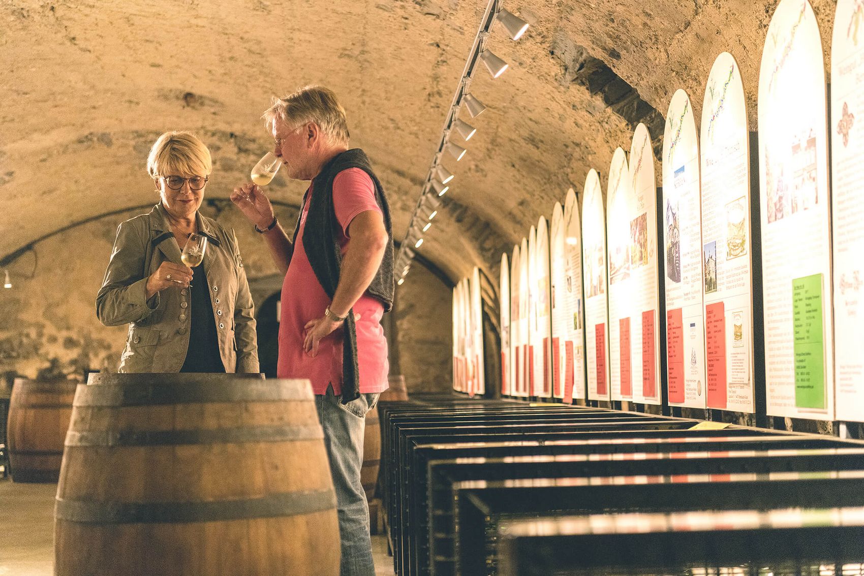 Bernkastel-Kues, Cusanusstift © Rheinland-Pfalz Tourismus GmbH/Dominik Ketz Ansicht auf ein Paar bei einer Weinprobe in der Vinothek des Cusanusstiftes in Bernkastel-Kues.