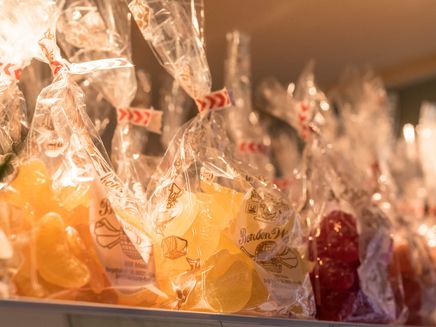 Bernkastel-Kues, Bonbontüten der Historischen Bonbonmacherei Bunte Bonbons in Plastiktüten verpackt