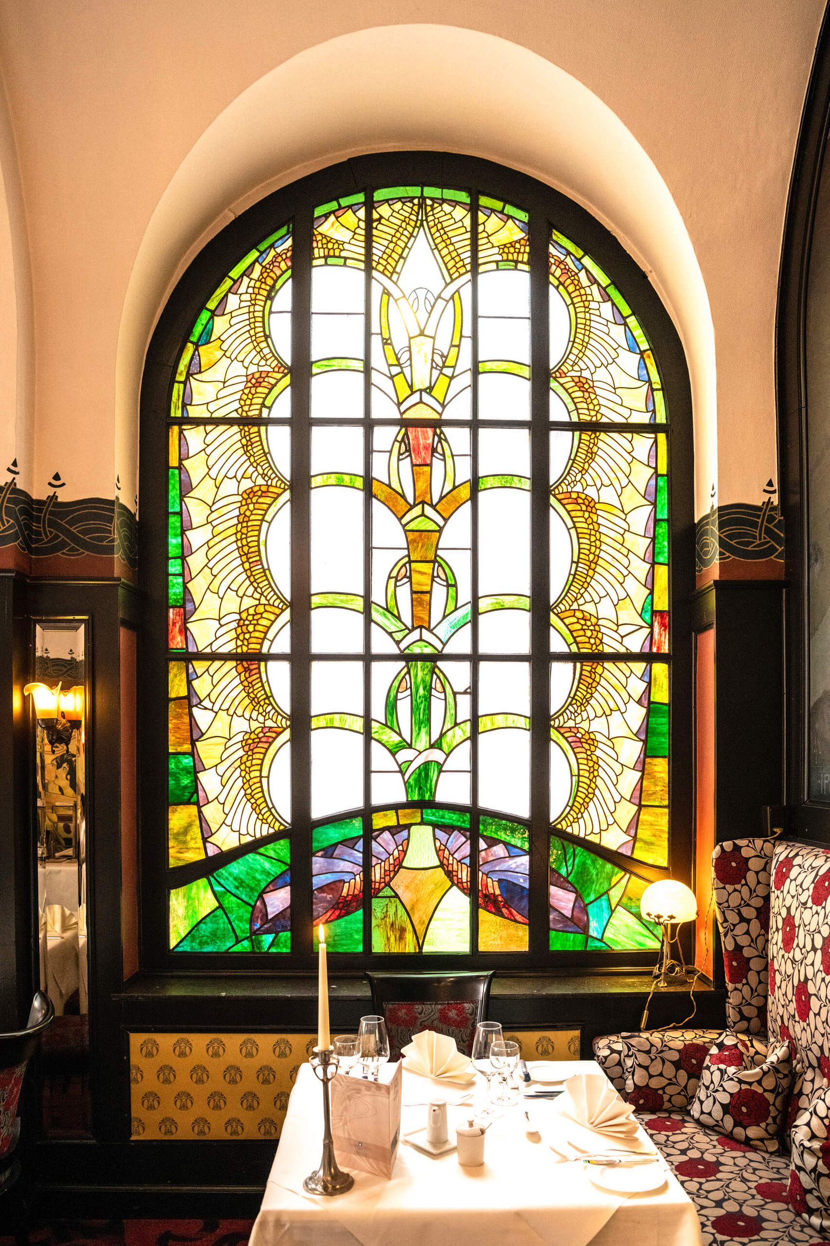 Traben-Trarbach, Jugenstilhotel Bellevue © Mosellandtouristik GmbH/Dominik Ketz Ansicht auf die Jugendstil-Fenster im Restaurant des Jugendstilhotels Bellevue.