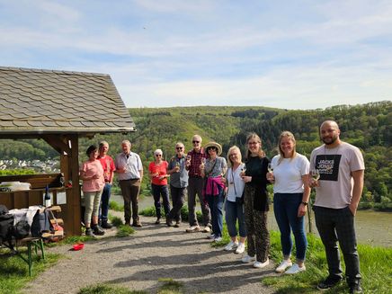Wandergruppe der Moselsteig Jubiläumstour Hatzenport © Winzerhof Gietzen Gruppenfoto einer Wandergruppe vor Hütte