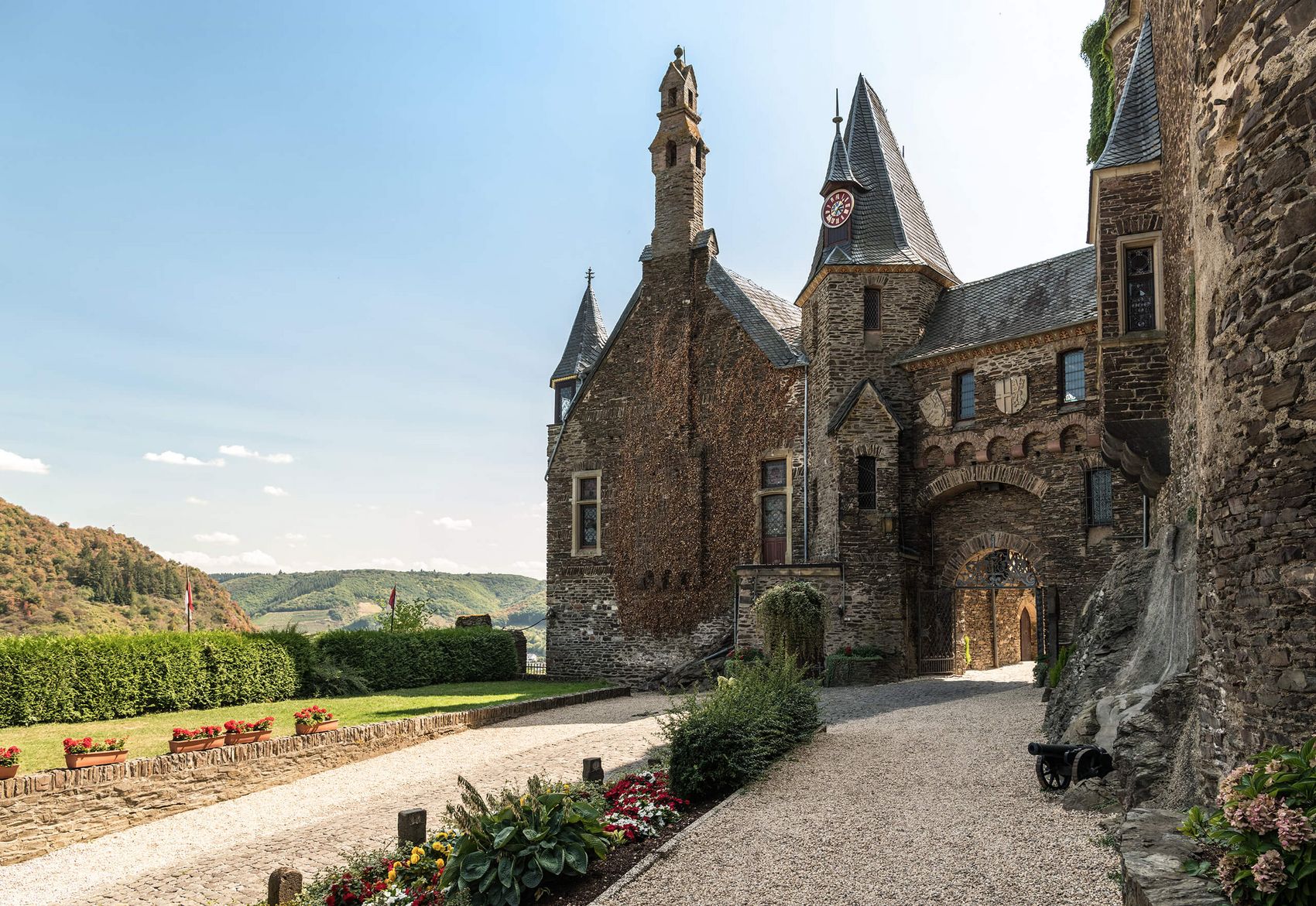 Cochem, Reichsburg © Rheinland-Pfalz Tourismus GmbH / Dominik Ketz Ansicht auf das Eingangsportal der Reichsburg Cochem.