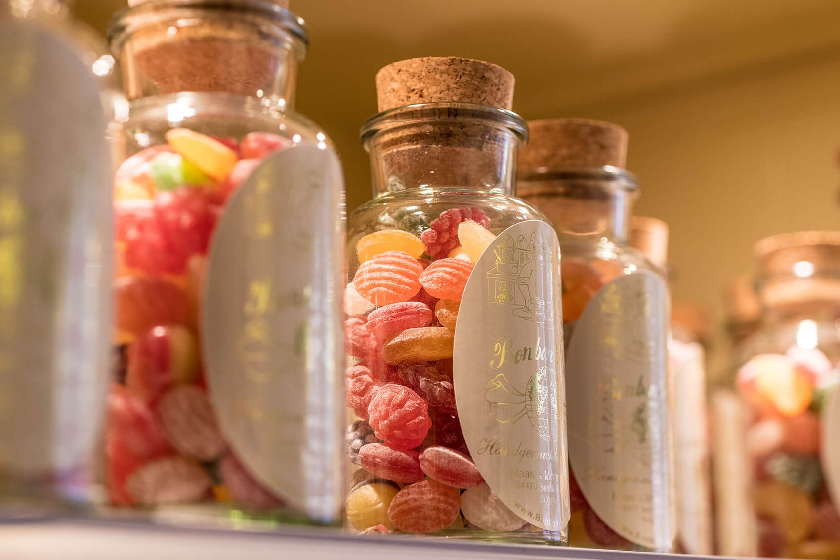 Bernkastel-Kues, historische Bonbonmacherei Ansicht auf ein Glas mit Bonbons der historischen Bonbonmacherei