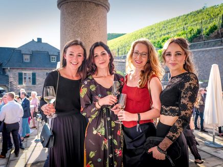 Mythos Mosel, Freundinnen beim Feiern © Chris Marmann Ansicht auf Freundinnen beim Feiern während Mythos Mosel.