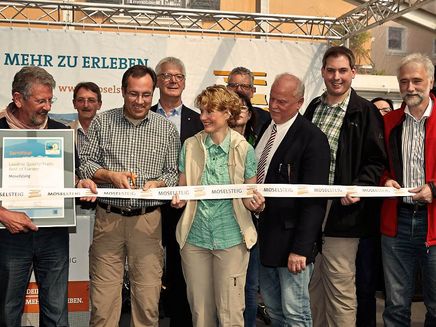 Offizielle Eröffnung des Moselsteigs 2014 © S. Scholer / tonimedia Menschengruppe hinter Banderole, Scherenschnitt zur Eröffnung