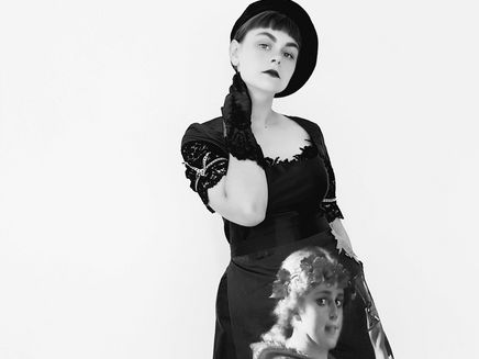 Moderne Moseltracht, Moselblümchen © Dorothe Follmann Ansicht auf ein Model in einer modernen Moseltracht des Moselblümchens.