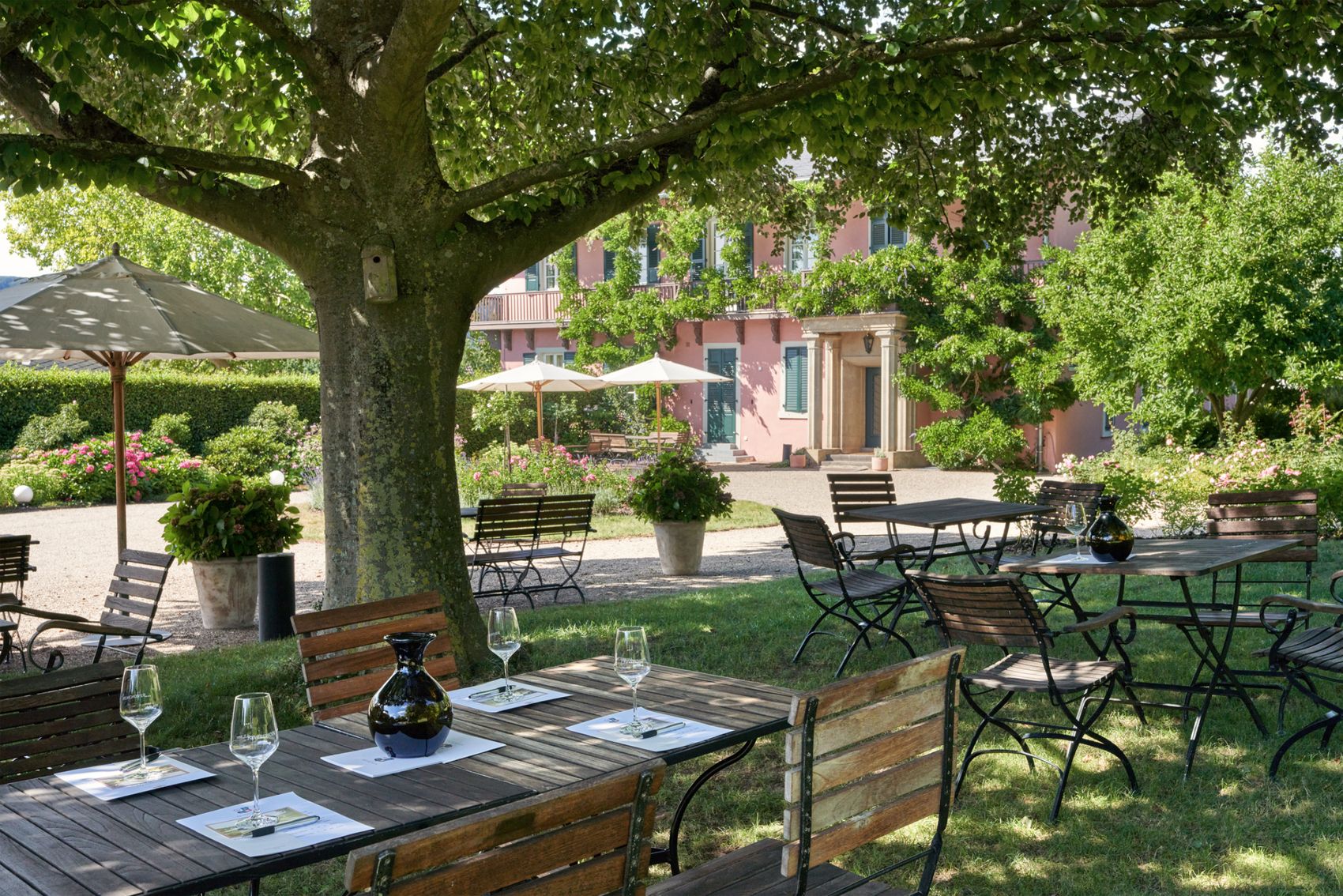 Konz-Filzen, Garten des Weingut Reverchon © Via Mosel' / Christopher Arnoldi Gedeckte Tische im Garten eines Weinguts