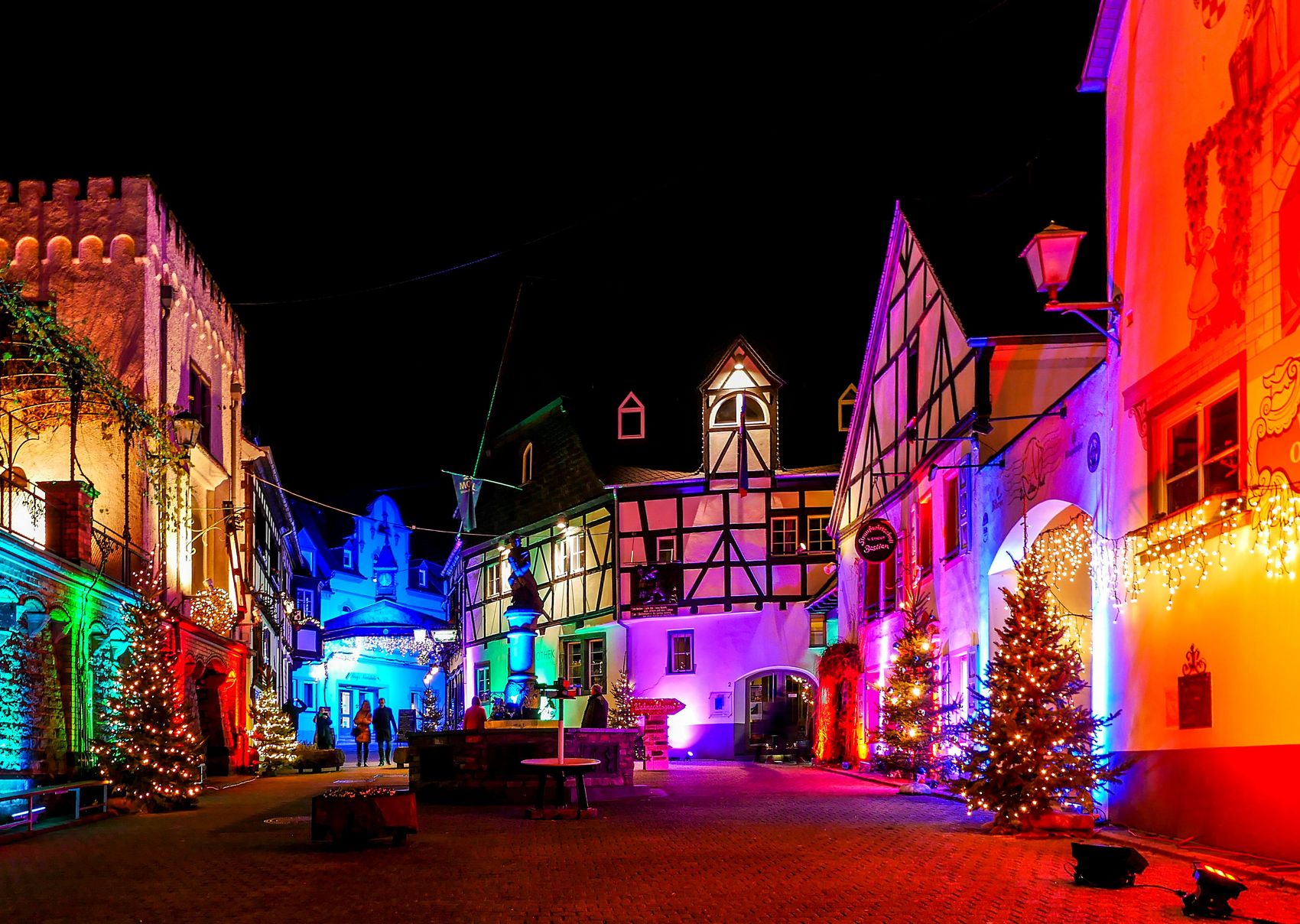 Winningen, Licherglanz © Klaus Brost Ansicht auf den Marktplatz in Winningen im Lichterglanz