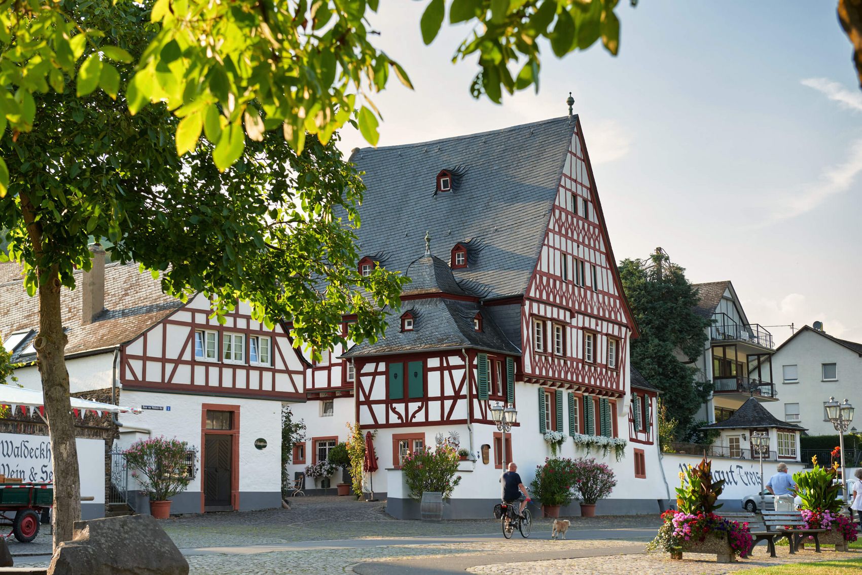 Zell, Hof Boos von Waldeck mit Weingut Treis © Christopher Arnoldi Hofanlage mit Fachwerkhäusern
