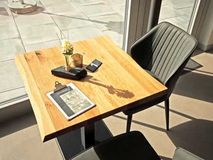 Mehring, Weingut Kühner-Adams © Werbeagentur zweipunktnull GmbH Ansicht auf einen gedeckten Tisch in der Vinothek des Weinguts Kühner-Adams.