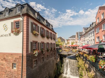 Saarburg, Altstadt mit Wasserfall © Mosellandtouristik GmbH/Dominik Ketz Ansicht auf die Altstadt Saarburgs mit dem Wasserfall.