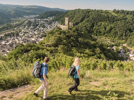 Kobern-Gondorf, Niederburg © Rheinland-Pfalz Tourismus GmbH Zwei Wanderer unterwegs in Richtung Niederburg in Kobern-Gondorf.