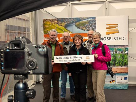 Teilnehmergruppe der Moselsteig Eröffnung 2014 © A. Scholer / tonimedia Gruppe Wanderer vor Kamera mit Schild in Händen