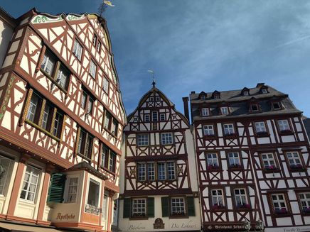 Bernkastel-Kues, Altstadt © Elina Leitz Ansicht auf eine Mittelalterliche Fachwerkfassade in Bernkastel-Kues.