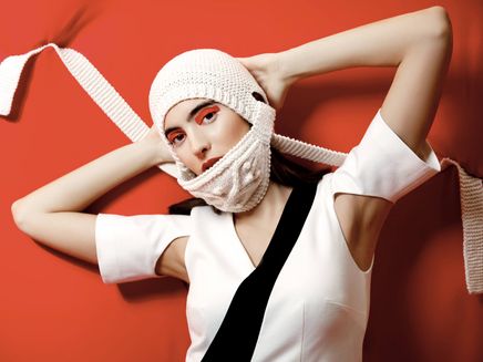 Mütze mit Mundschutz, Kollektion www.tanjakriebel.de © Edouard Olszewski, Trier Ansicht auf eine Frau in einer Mütze mit Mundschutz aus der Kollektion von Tanja Kriebel.