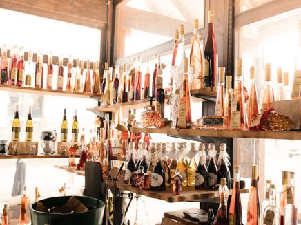 Spirituosen im Shop der Brennerei © Simone Röhr Regal mit diversen SPirituosen einer Brennerei