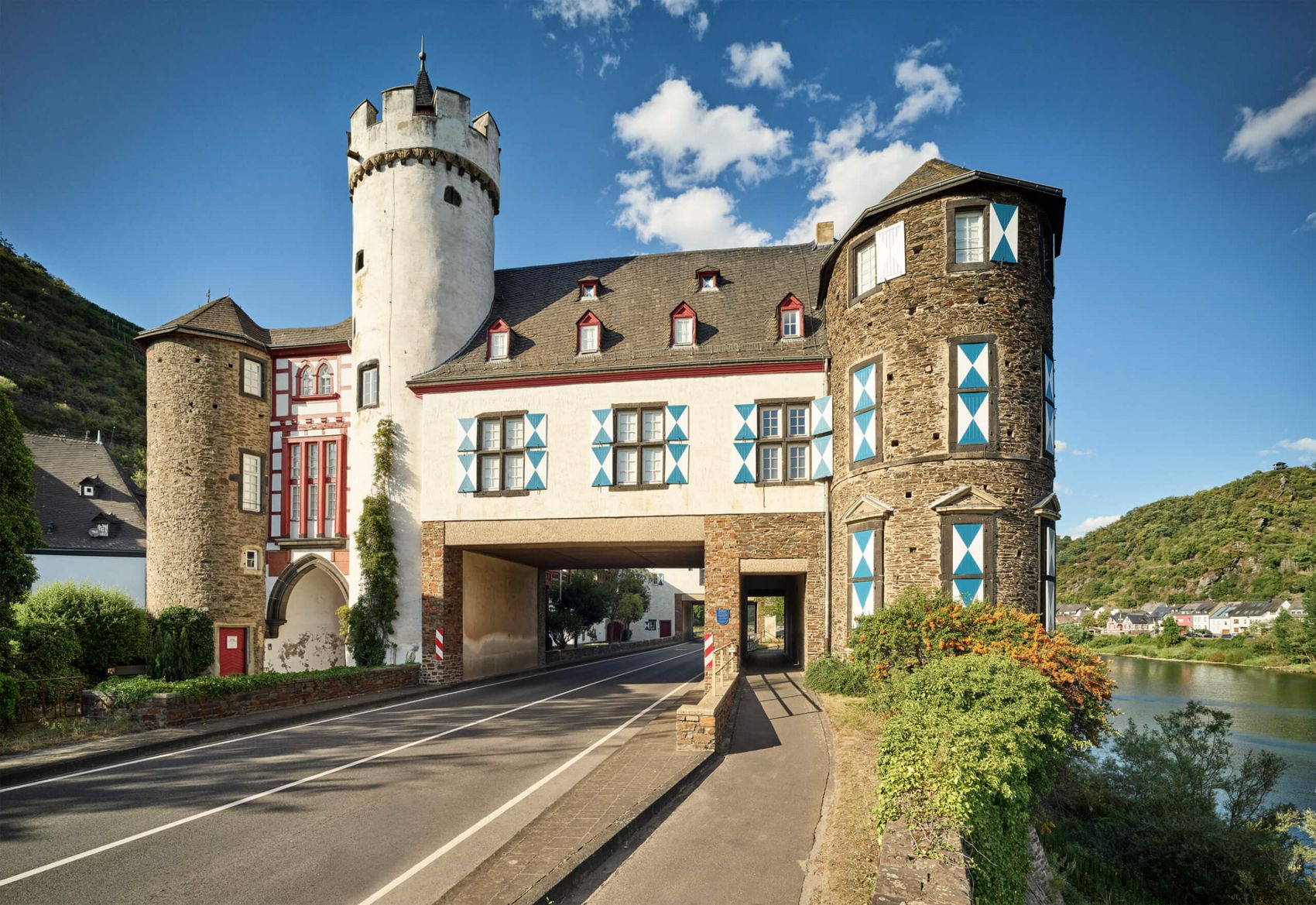 Kobern-Gondorf, Schloss von der Leyen an der B 416 © Via Mosel / Christopher Arnoldi Schlossgebäude mit Durchgangstunnel für Bundesstraße