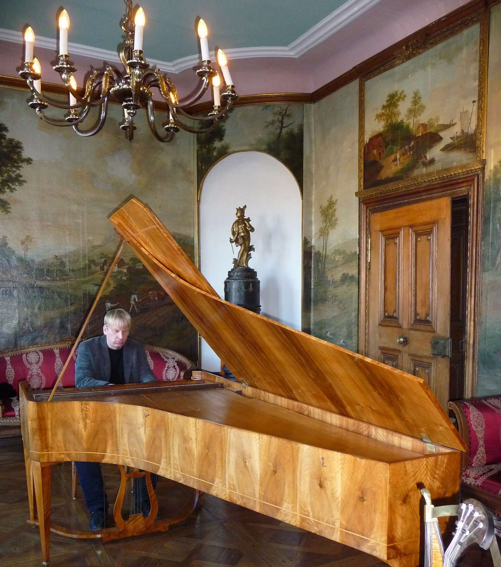 Traben-Trarbach, Dr. Christoph Krieger im Mittelmosel-Museum © Carmen Sadowski Ansicht auf einen Klavierspieler im Musiksalon des Mittelmosel-Museums in Traben-Trarbach.