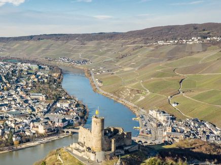 Bernkastel-Kues, Burg Landshut © D. Ketz / MLT GmbH Vogelperspektive auf Burg Landshut und Bernkastel-Kues im Herbst/Winter.