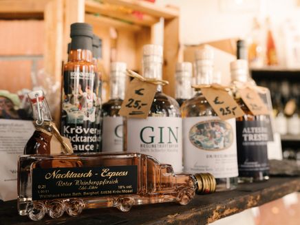 Vielfältiges Angebot der Mosel-Brennereien © Simone Röhr Flaschen mit Spirituosen auf Regalbrett