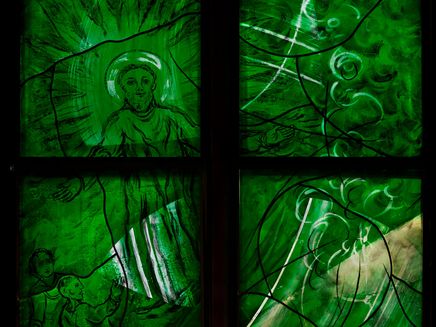 Cochem, Grünes Kirchenfenster der Pfarrkirche St. Martin Kirchenfenster mit grünem Glas und Malerei